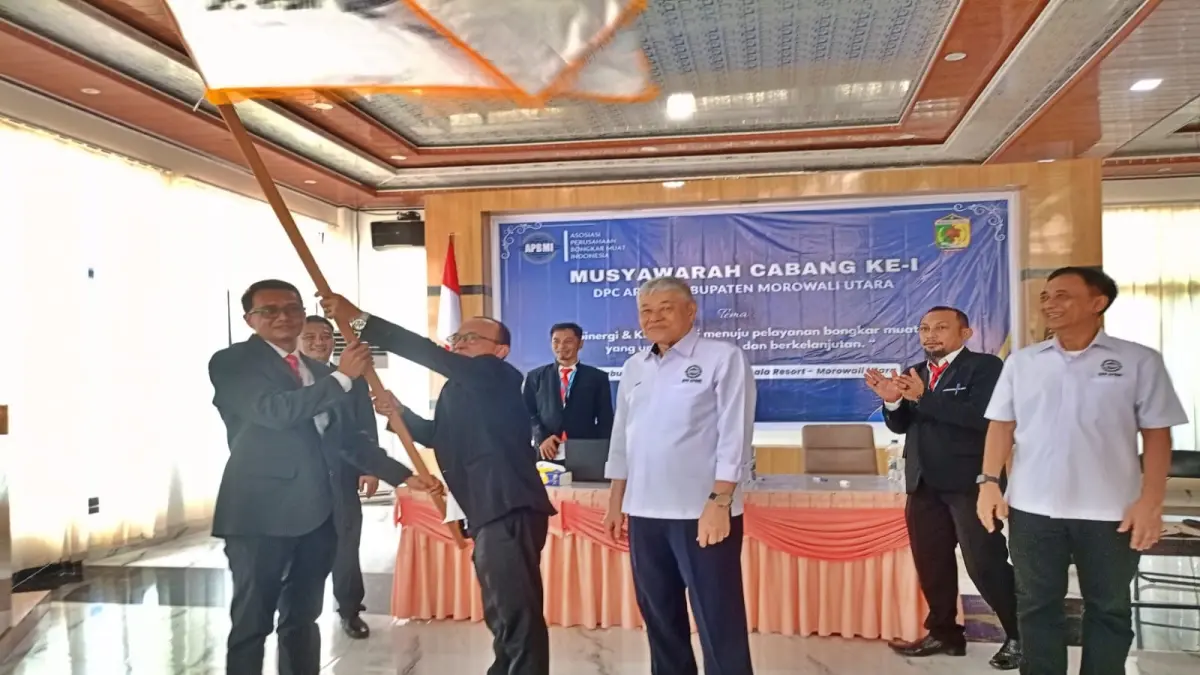 TERPILIH: Ketua terpilih dan Ketua demisioner DPC APBMI Morowali Utara mengibarkan pataka disaksikan Ketua Umum DPP APBMI Juswandi Khristanto pada penutupan Muscab ke-I DPC APBMI Morut yang digelar di Berlian Mamala Resort, Kolonodale, Rabu (13/5/2026). (FOTO: ILHAM NUSI/RADAR PALU).