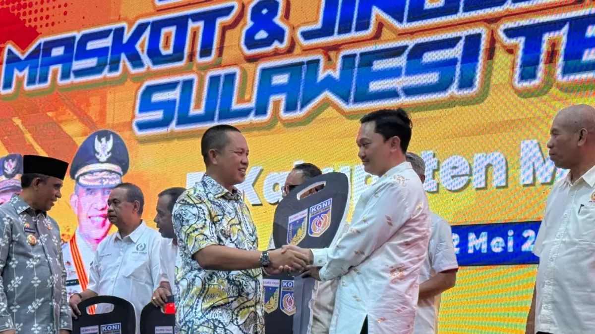 BANTUAN: KONI Kabupaten Sigi menerima bantuan mobil minibus secara simbolis.(FOTO: ISTIMEWA/RADAR PALU).