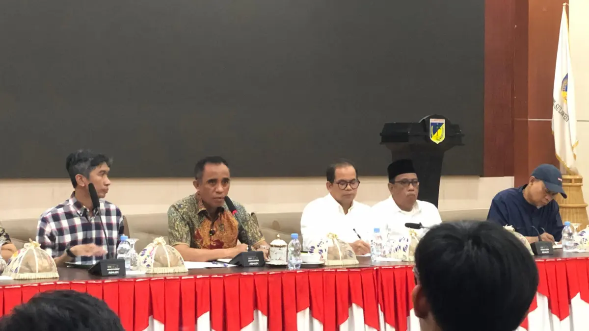 Gubernur Sulawesi Tengah Anwar Hafid menerima aspirasi buruh terkait pembentukan Satgas ketenagakerjaan Sulawesi Tengah di Aula Pogombo, Palu. (Annisa Wibdy/Radar Palu)