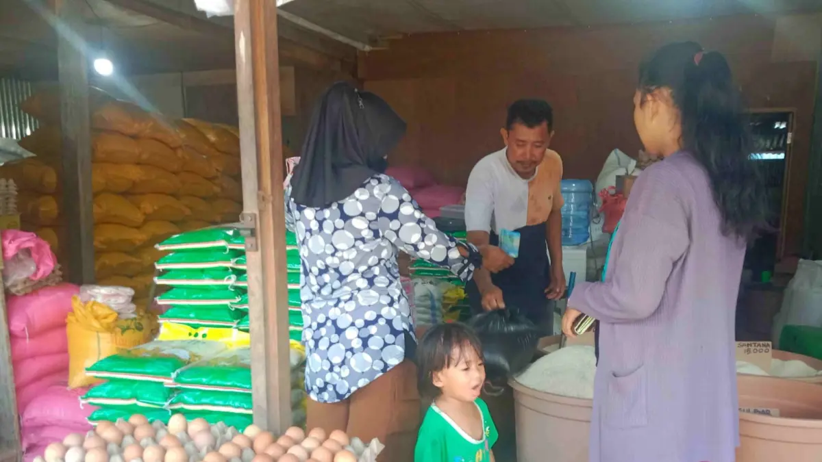 HARGA: Salah satu sudut pasar tradisional di Kota Buol.(FOTO: ISTIMEWA/RADAR PALU).

Beras masih dijual normal sesuai kualitas. Harga berkisar Rp12 ribu hingga Rp17 ribu per kilo. Sementara telur a