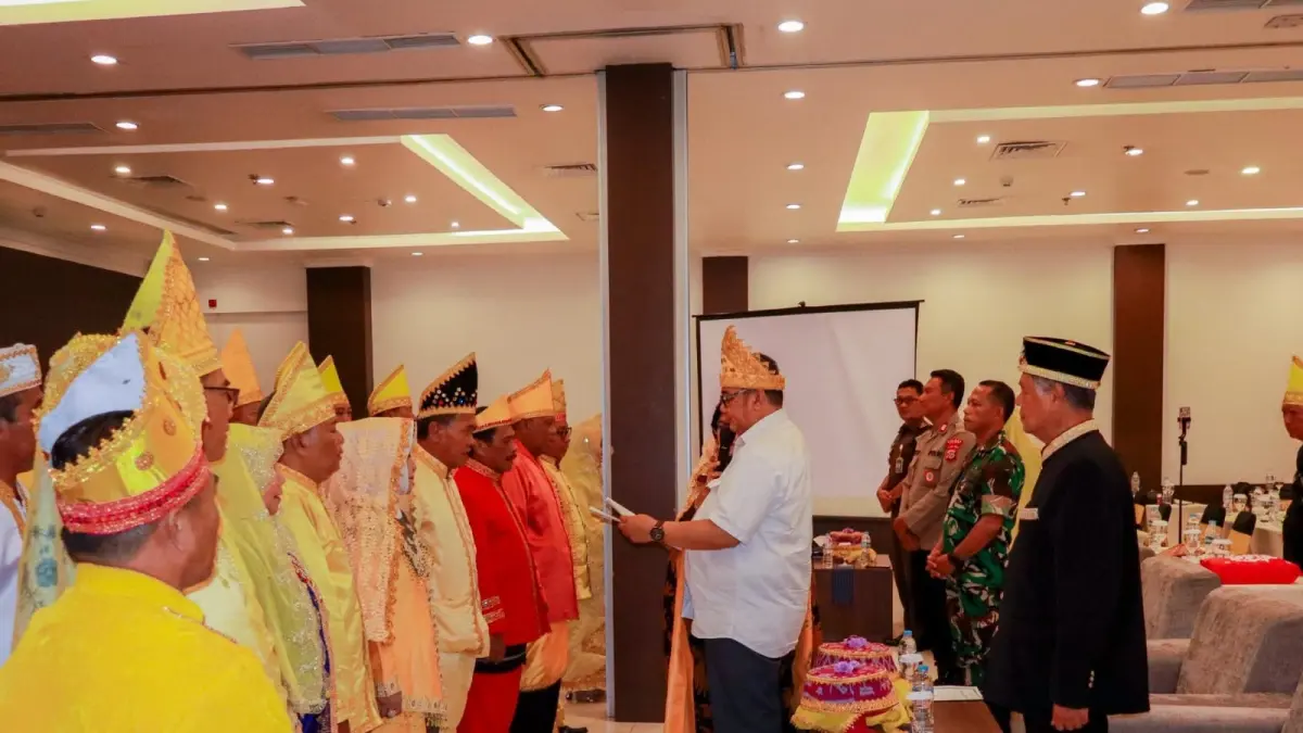 MELANTIK: Asisten Bidang Perekonomian dan Pembangunan Setda Banggai, Faisal Karim, melantik pengurus Dewan Adat Kabupaten Banggai masa bakti 2026-2031, Rabu (13/5/2026).(FOTO: NENDRA PRASETYA/RADAR PALU).