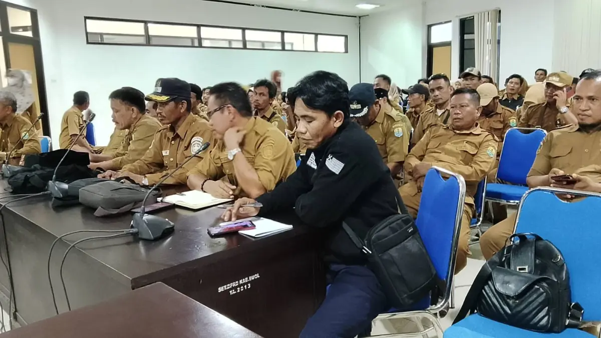 MEMPERTANYAKAN: Para Kepala Desa se-Kabupaten Buol saat mendatangi gedung DPRD Kabupaten mempertanyakan hak-hak mereka yang belum dicairkan, Selasa (12/5/2026).(FOTO: ISTIMEWA/RADAR PALU) 

