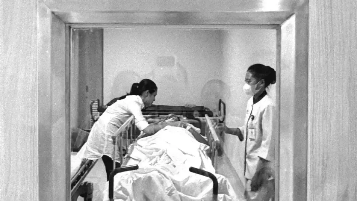 Nadiem Makarim menjalani operasi di RS Abdi Waluyo, Jakarta, Kamis (14/5/2026) ditemani istrinya, Franka Makarim. Momen itu terjadi sehari usai tuntutan 18 tahun penjara dibacakan jaksa.