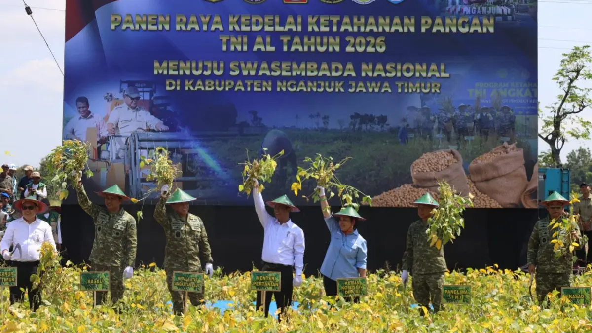 Panen kedelai bersama Menteri Pertanian (Mentan) Andi Amran Sulaiman, Ketua Komisi IV DPR RI Siti Heudiati Soeharto, dan Panglima TNI Jenderal Agus Subiyanto di Kabupaten Nganjuk, Kamis (15/5/2026).