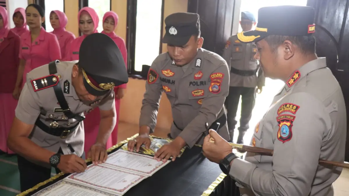SERTIJAB PEJABAT STRATEGIS: Kapolres Parigi Moutong AKBP Dr. Hendrawan A.N. memimpin upacara serah terima jabatan sejumlah pejabat strategis di Aula Pesat Gatra Polres Parigi Moutong, Rabu (13/5/2026).(FOTO: ISTIMEWA/RADAR PALU).&nbsp;