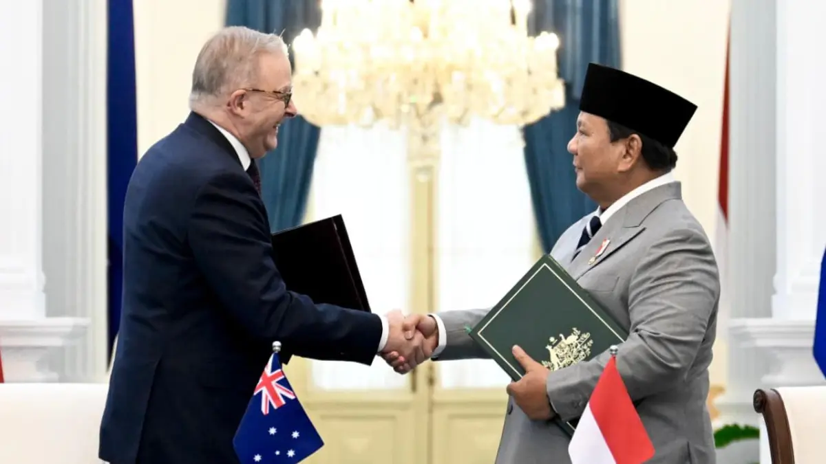 Presiden Prabowo Subianto berjabat tangan dengan Perdana Menteri Australia Anthony Albanese dalam kerja sama strategis Indonesia-Australia. Ekspor pupuk urea disebut menjadi bagian penguatan diplomasi pangan dan ketahanan kawasan Asia-Pasifik(Sekretariat negara)