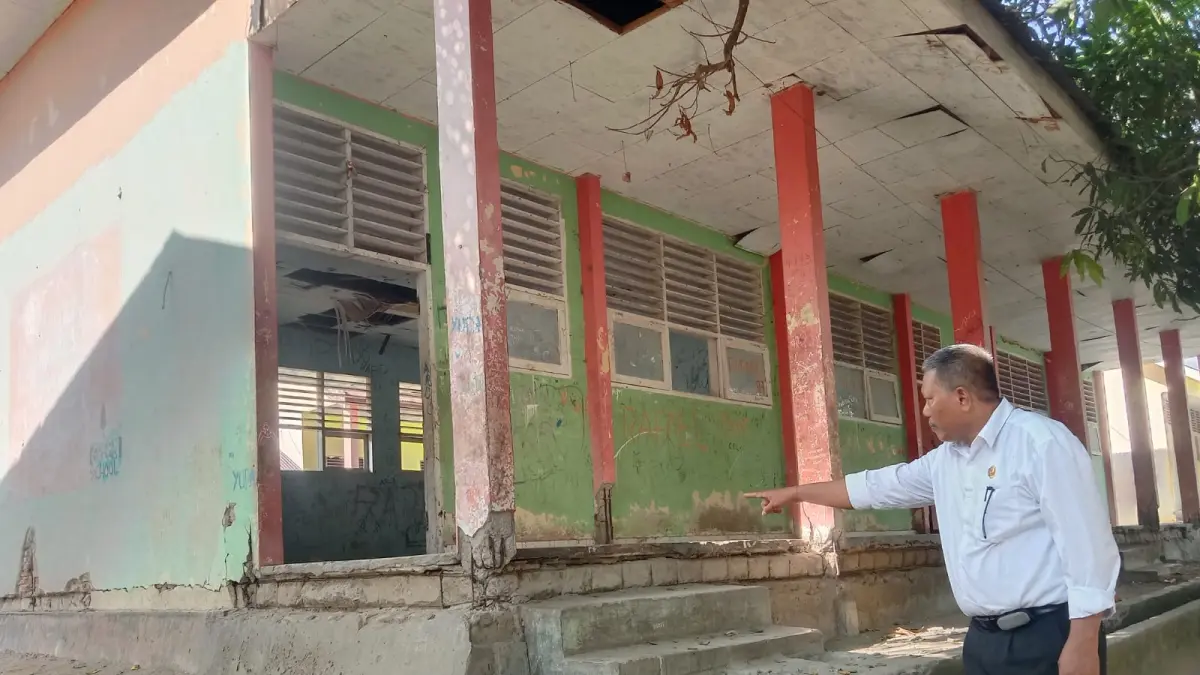 JADI ANCAMAN: Kondisi salah satu sudut gedung SMPN 18 Palu yang rusak akibat gempa dan hingga kini belum juga dirobohkan, Rabu (13/5/2026). FOTO: ADE SAFITRI