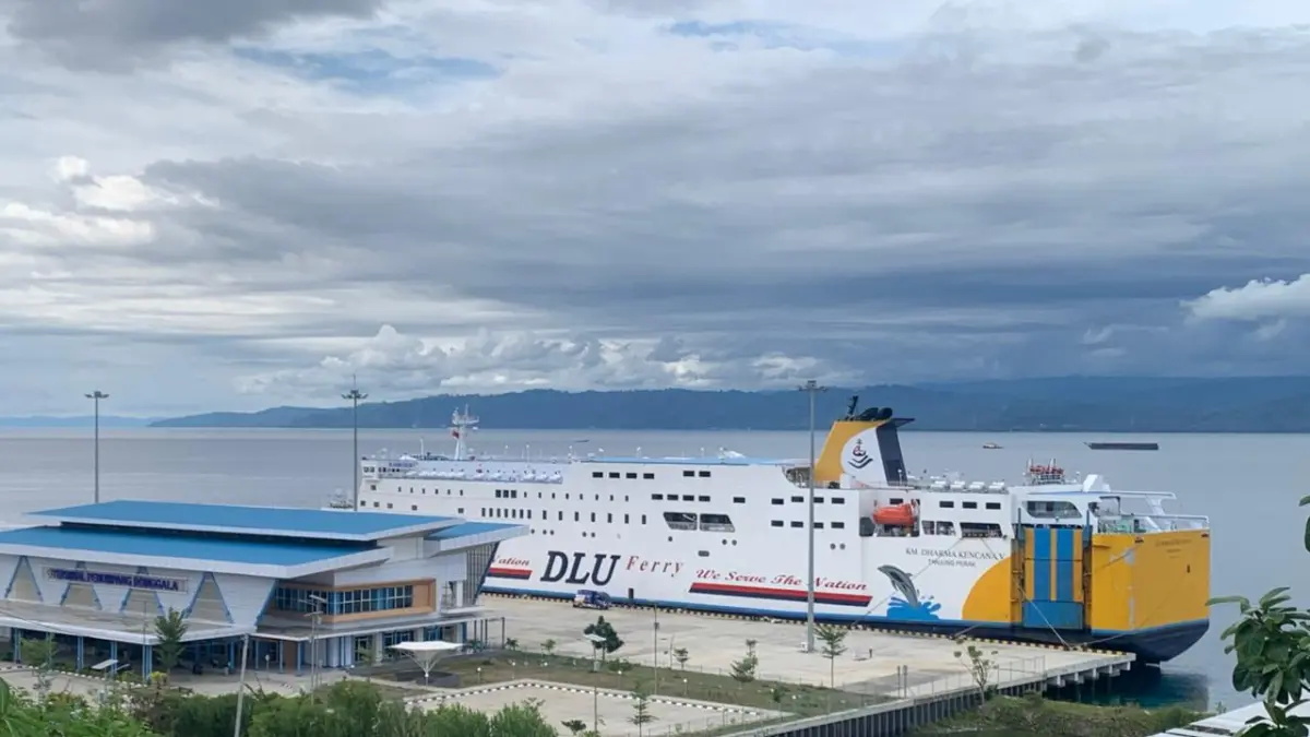 PELABUHAN: Suasana dermaga pelabuhan Donggala.(FOTO: UJANG SUGANDA/RADAR PALU)