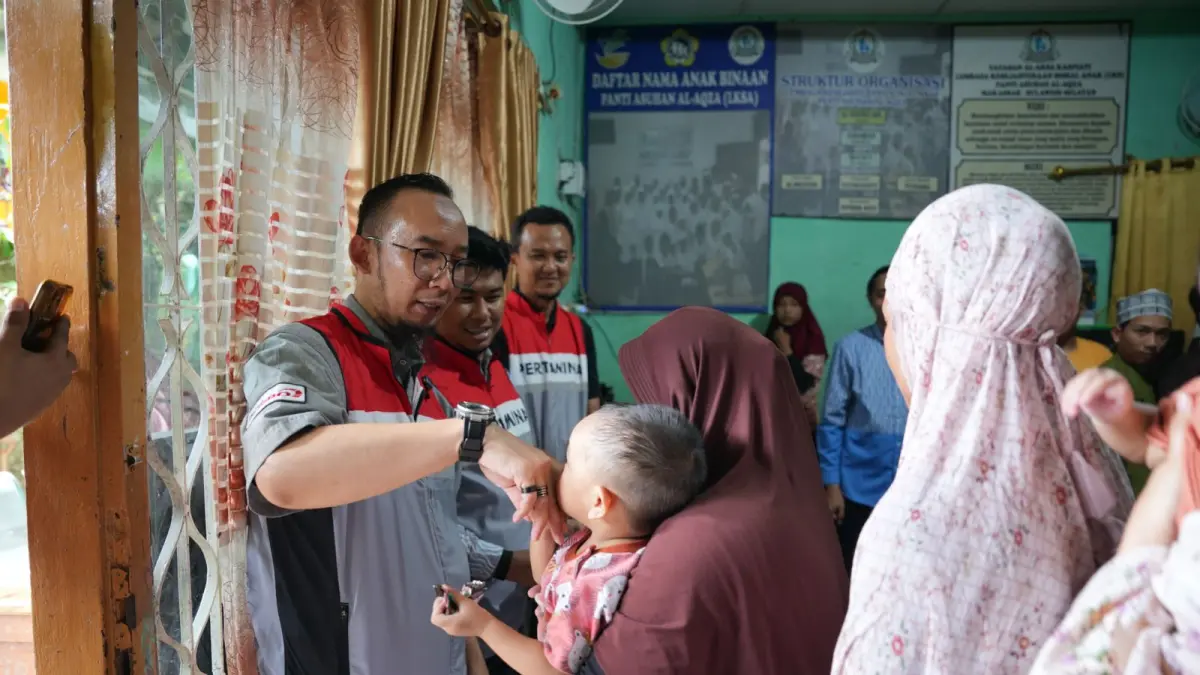 Pertamina Patra Niaga Regional Sulawesi melaksanakan program Pertamina BERKAH (Bersama Berbagi Kebahagiaan) melalui kegiatan sosial di Yayasan Al Aqza, Kecamatan Tallo, Kota Makassar.(Dokumentasi Pertamina Patra Niaga Regional Sulawesi)