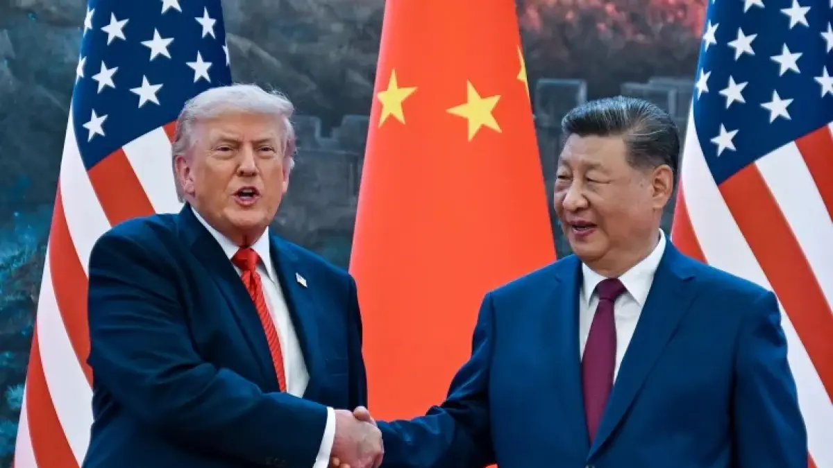 Presiden Amerika Serikat Donald Trump berjabat tangan dengan Presiden China Xi Jinping di Great Hall of the People, Beijing. [Kenny Holston/Pool via AFP]