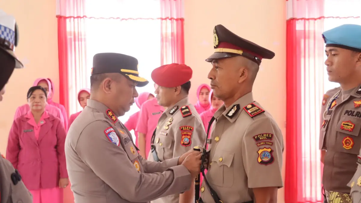 SERTIJAB: Kapolres Buol, AKBP Irwan saat menyematkan tanda jabatan kepada salah satu pejabat yag dilantik.(FOTO: ISTIMEWA/RADAR PALU). 