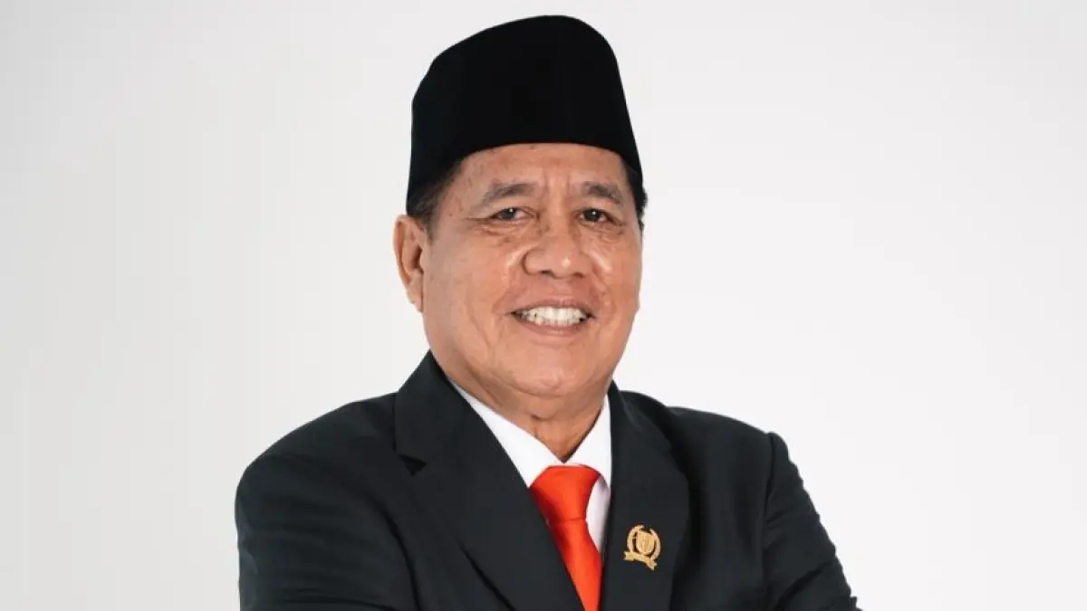 Anggota Komisi III DPRD Sulteng Marthen Tibe soroti gangguan jaringan Telkomsel di kawasan dataran tinggi Lembah Napu, Kabupaten Poso, dengan latar megalitikum.(Dok. Istimewa)