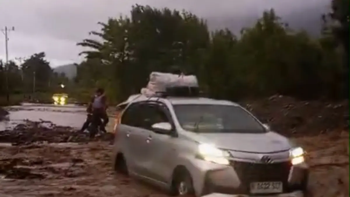 Banjir merendam jalan trans penghubung Touna dan Poso di Desa Kayunyole.(Pusdalops BPBD Sulteng)