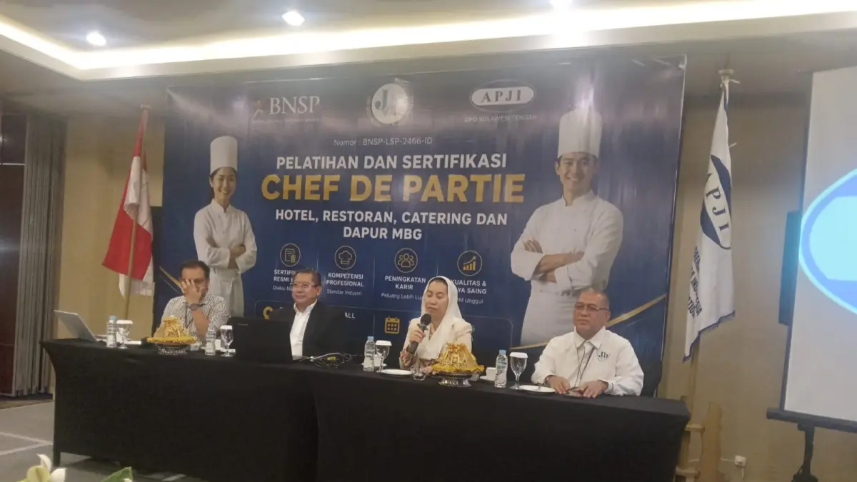 PELATIHAN: Ketua APJI Sulteng, Imelda Liliana Muhidin, bersama assessor pusat Handri Wahyu Sumanto, dan Zikirman, di kegiatan pelatihan DPD APJI Sulteng, Sabtu (16/5/2026).(FOTO: ISTIMEWA/RADAR PALU).

