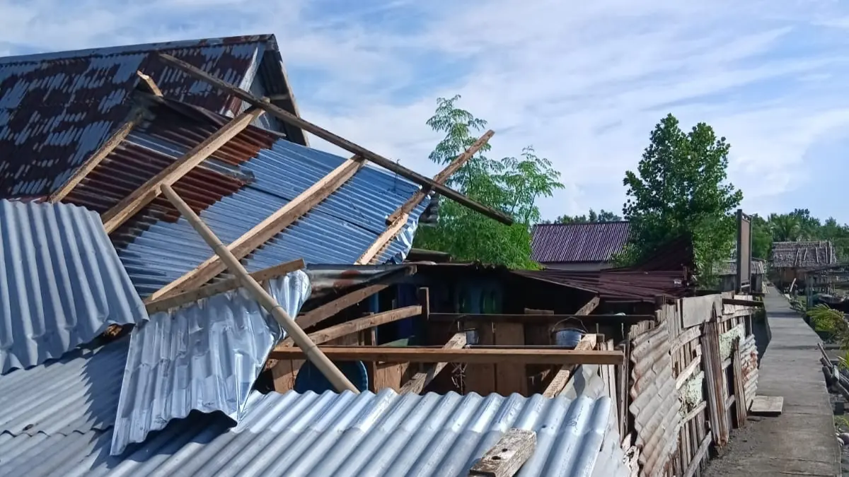 Rumah warga rusak akibat puting beliung di Desa Tambarana, Poso Pesisir Utara.(BPBD Sulteng)