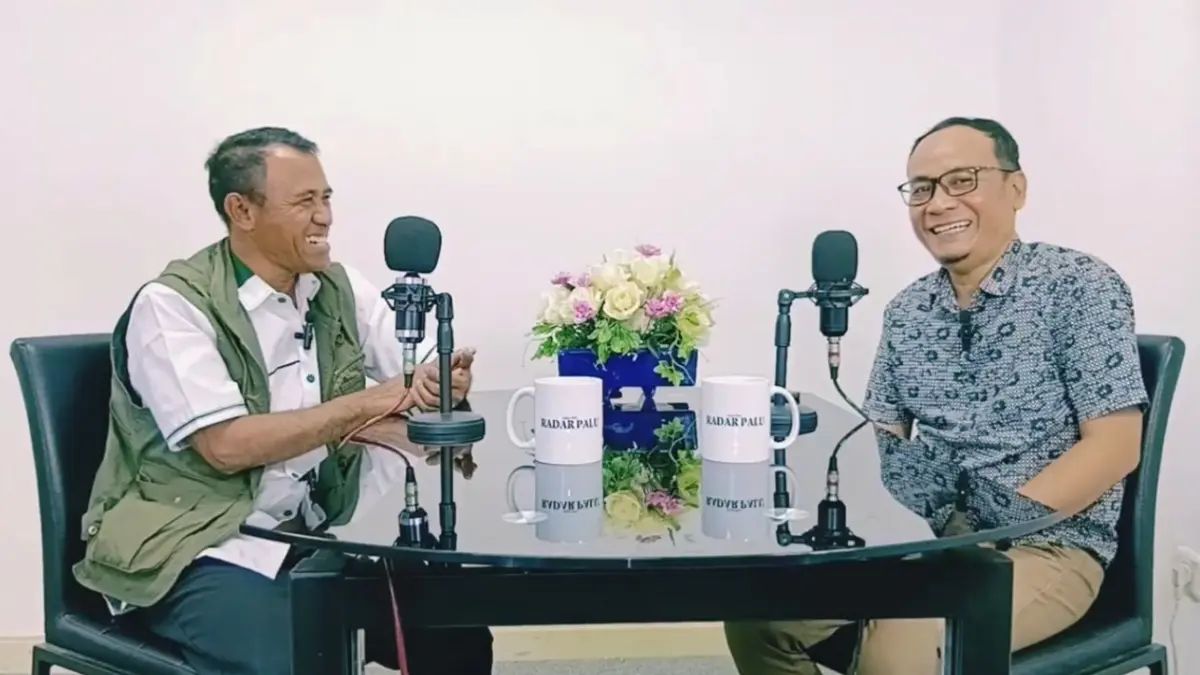 Haji Nanang saat berbincang dalam podcast Radar Palu Jawa Pos tentang perjalanan politik dan kehidupan sederhananya.(Annisa Wibdy/Radar Palu)