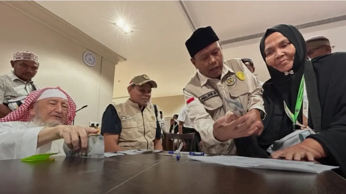 Jemaah haji asal Aceh menerima dana kompensasi Wakaf Baitul Asyi di Makkah.(Kemenhaj)