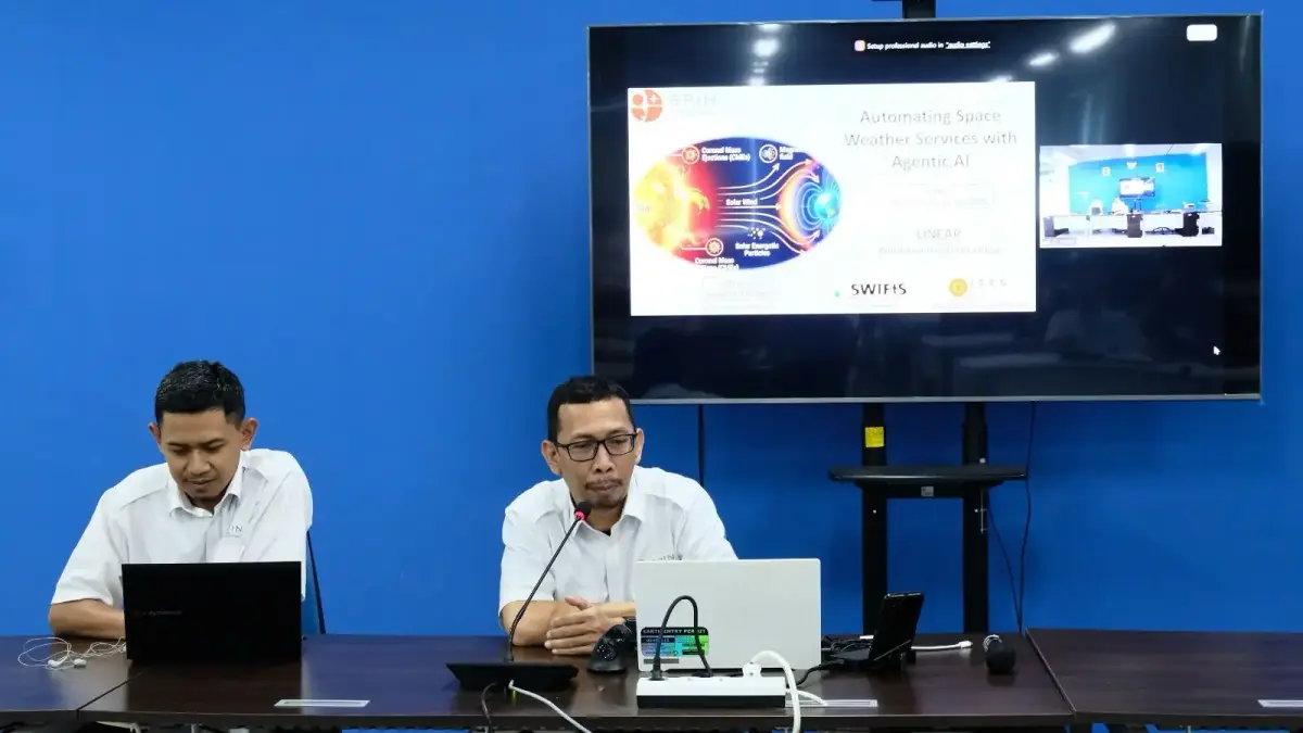 Peneliti BRIN mempresentasikan teknologi SWx AI untuk prediksi cuaca antariksa di Bandung.(Humas BRIN)