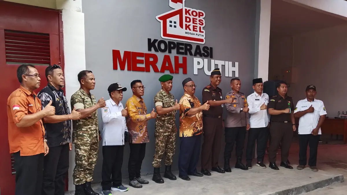 PERESMIAN: Sekkab Buol, Moh. Yamin Rahim (tengah), mengikuti peresmian Koperasi Merah Putih secara zoom, bersama Presiden Prabowo Subianto, Sabtu (16/5/2026).(FOTO: DINAS KOMINFO BUOL/RADAR PALU).