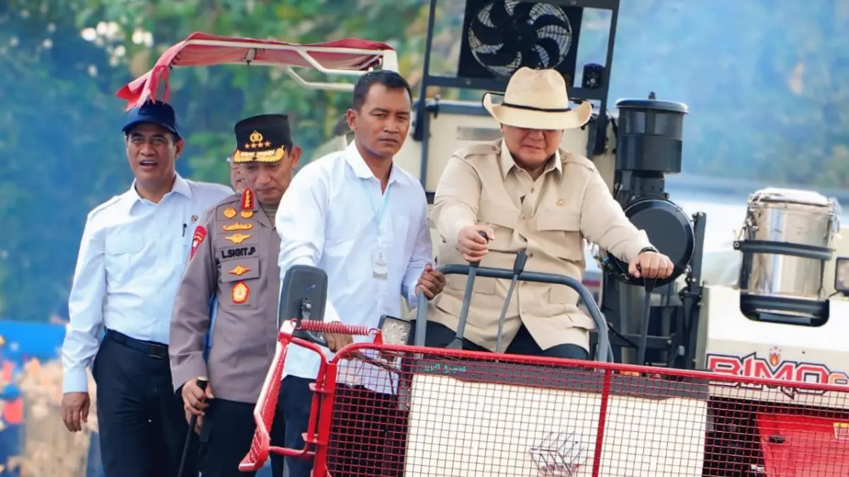 Presiden Prabowo saat menghadiri Panen Raya Jagung Serentak dan Groundbreaking 10 Gudang Ketahanan Pangan Polri di Tuban, Jawa Timur, Sabtu (16/5/2026).
