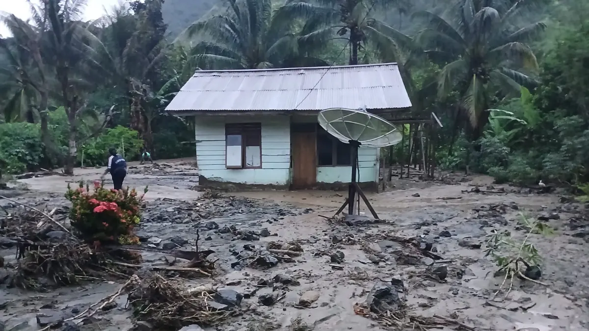 Rumah warga di Dusun III Pakanangi, Desa Balingara, Kecamatan Ampana Tete, Kabupaten Tojo Una-Una terdampak banjir akibat luapan sungai setelah hujan deras mengguyur wilayah tersebut, Minggu (17/5/2026).