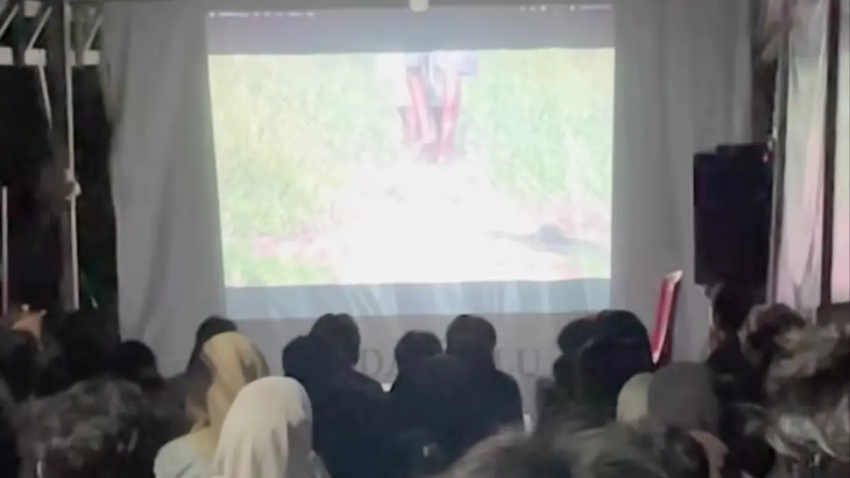 Suasana nonton bareng film dokumenter Pesta Babi yang digelar komunitas di Indonesia.(Radar Palu)