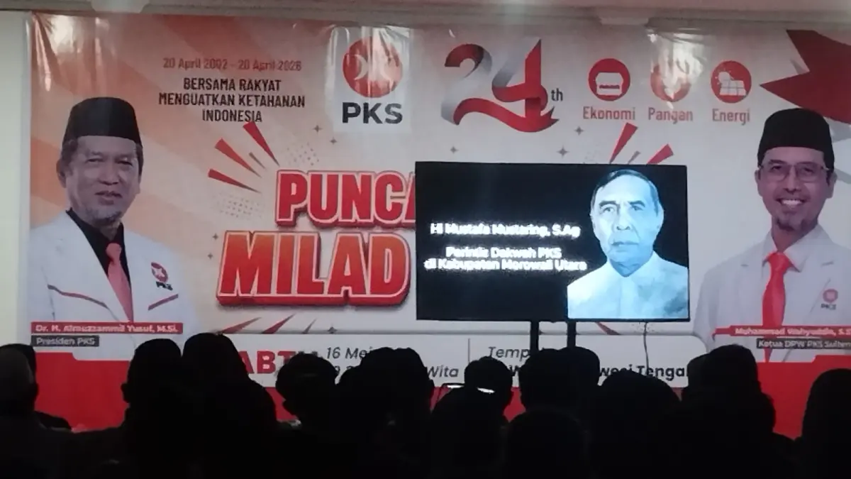 AIR MATA:  Beberapa senior dan kader muda PKS, secara spontan langsung memeluk H Marwan, bahkan ada yang mencium tangannya, padahal pemutaran video masih berlangsung.(FOTO: PKS SULTENG/RADAR PALU)