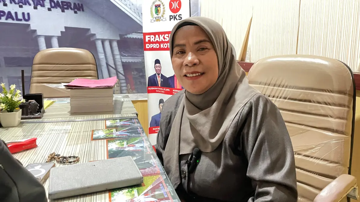Anggota Komisi A DPRD Kota Palu, Ulfa, menyoroti dugaan pungutan biaya visum terhadap masyarakat dalam rapat paripurna Senin (18/5/2026). (Annisa Wibdy/RADAR PALU)
