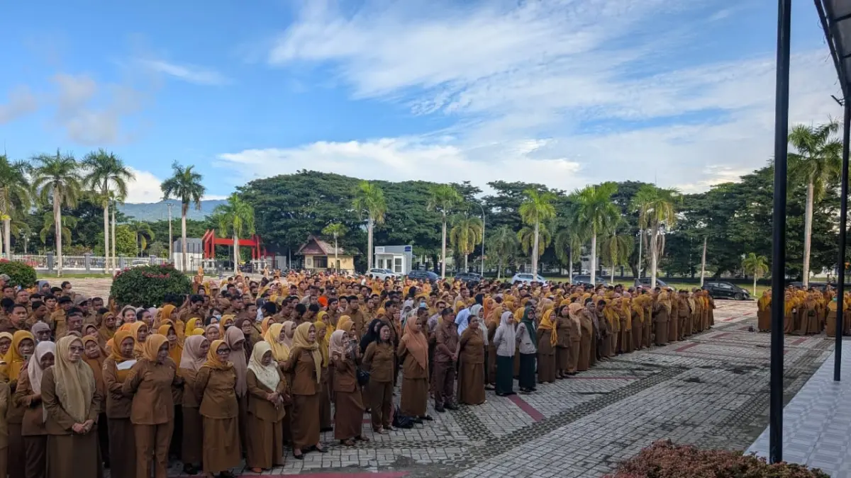 APEL ASN : Wakil Bupati Parigi Moutong H. Abdul Sahid memimpin apel bersama jajaran ASN di halaman Kantor Bupati Parimo, Senin (18/5/2026).(FOTO: RAHMAT FADHIL/RADAR PALU)
