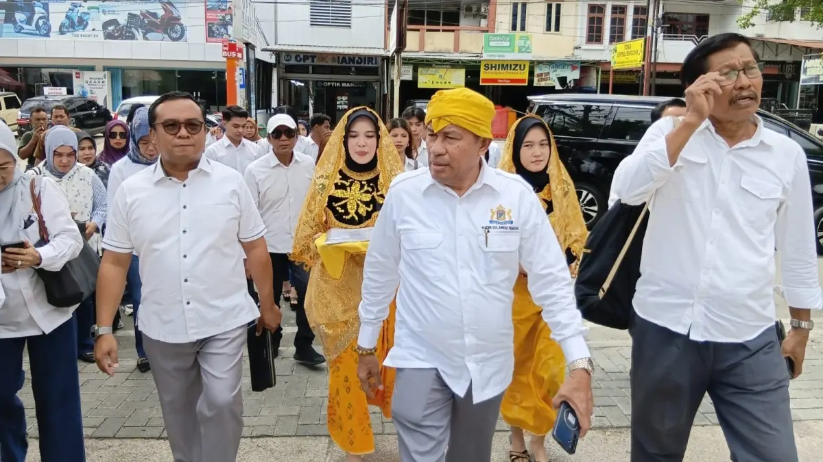 Bakal calon ketua umum KADIN Sulteng, Nur Dg. Rahmatu mengantar dokumen pendaftaran bakal calon ketua umum KADIN Sulteng, Senin (18/5/2026). (Rony Sandhi/ Radar Palu)
