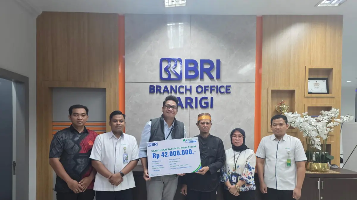 BRI Cabang Parigi bersama BPJAMSOSTEK Parigi Moutong menyerahkan santunan JKM Rp42 juta kepada ahli waris nasabah KUR sebagai bentuk perlindungan sosial bagi pekerja dan pelaku UMKM.