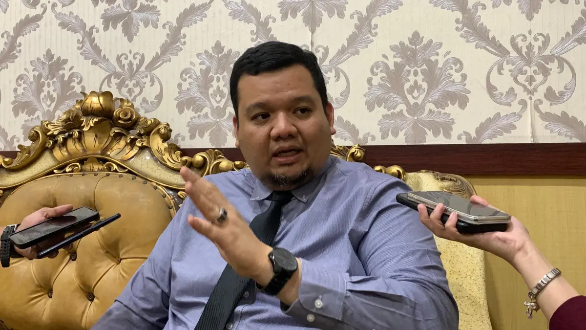Ketua DPRD Kota Palu memimpin rapat terkait dugaan biaya visum dan layanan publik (Annisa Wibdy/Radar Palu)