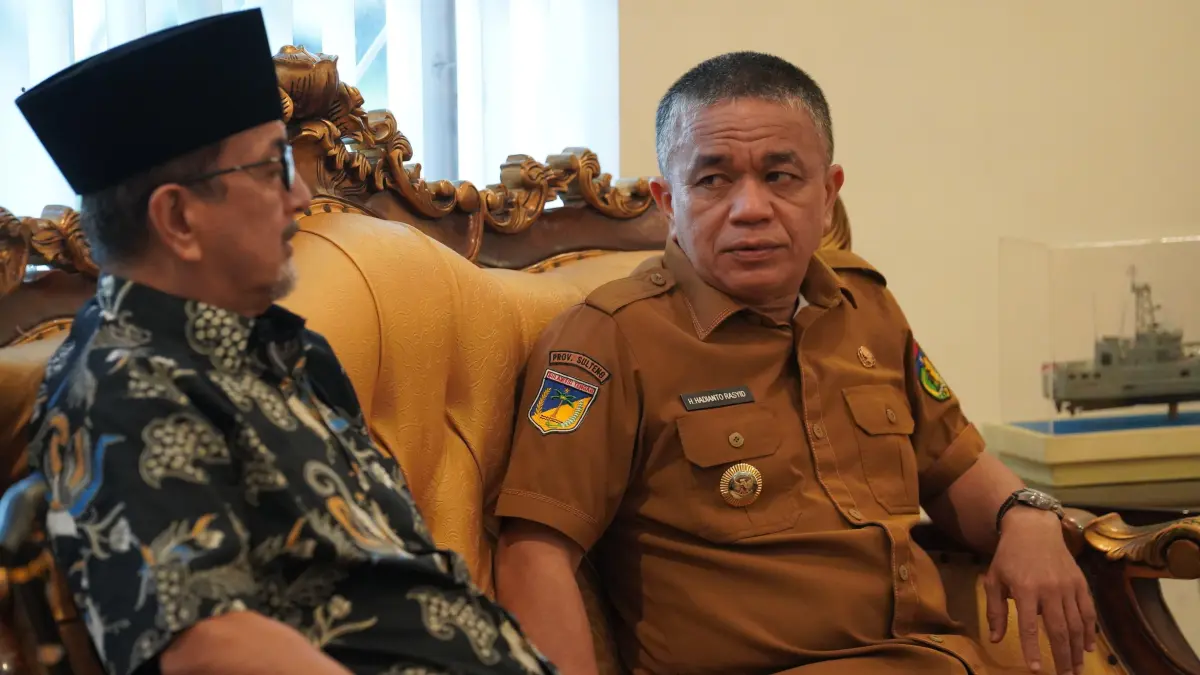 Ketua MUI Kota Palu Zainal Abidin dan Wali Kota Palu membahas rencana sosialisasi bahaya plastik bersama tamu dari Jepang, Selasa (18/5/2026). (Humas Pemkot Palu)