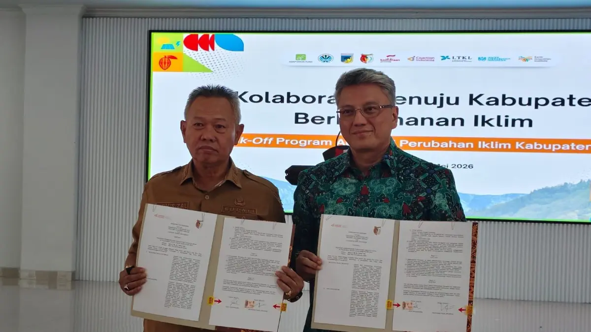  KOLABORASI: Bupati Sigi Moh. Rizal Intjenae, bersama Direktur Eksekutif Koaksi Indonesia, Aria Nagasastra, usai penandtanganan kerja sama perubahan iklim.(FOTO: ANGEL SUMBARA/RADAR PALU).