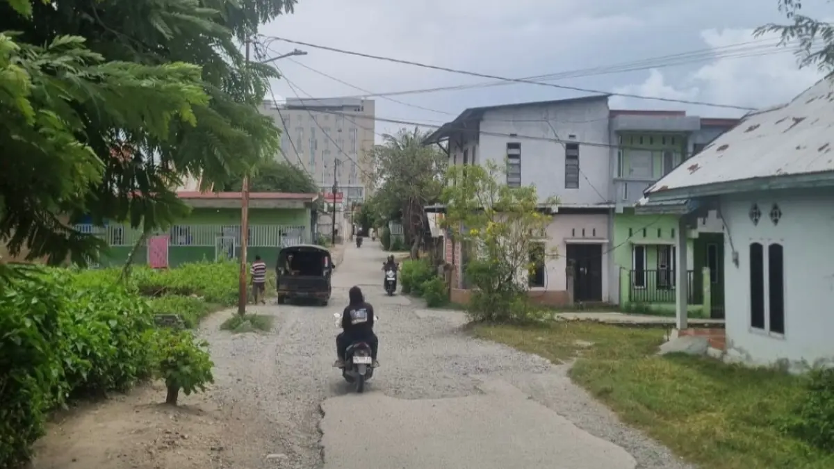 Kondisi jalan rusak di Kota Palu yang masuk prioritas perbaikan Dinas PU tahun 2026 (Fatahilah/Radar Palu)