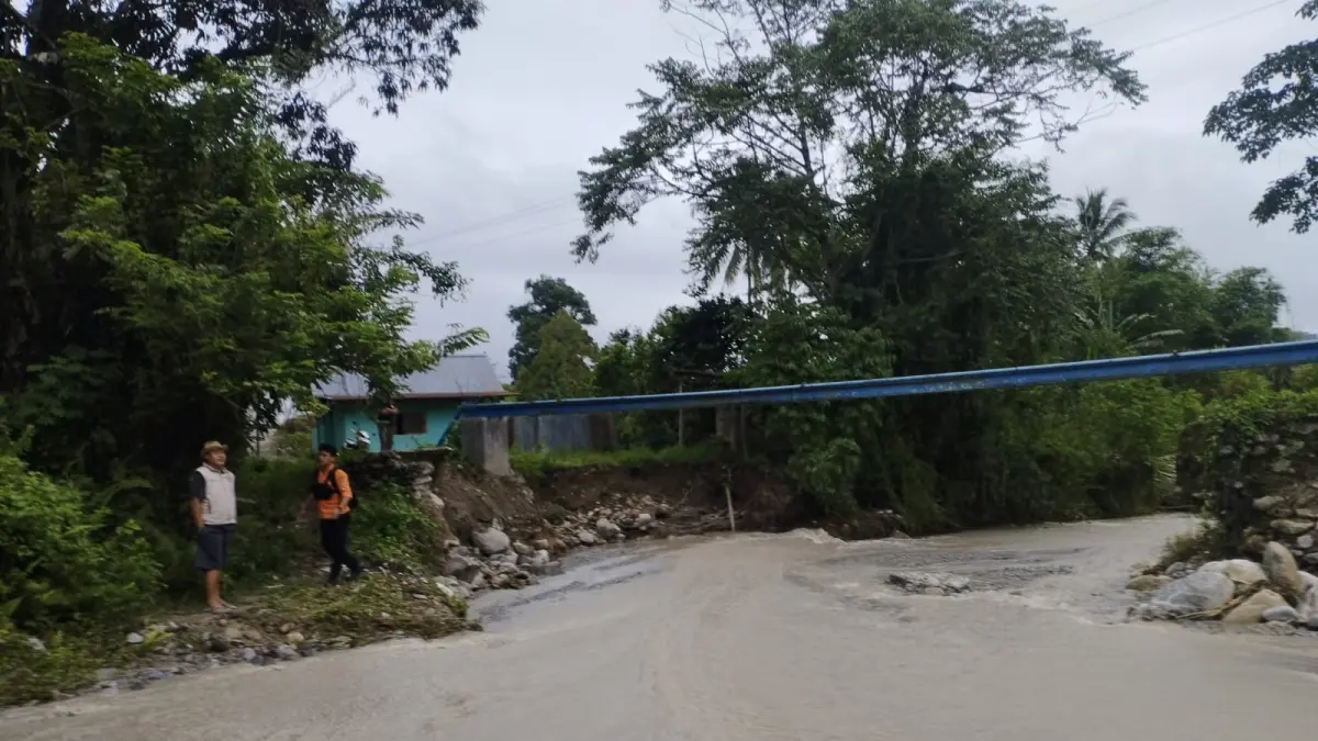 Kondisi jembatan penghubung Dusun 1 Desa Bolapapu dan Dusun 2 Desa Mataue, Kecamatan Kulawi, Kabupaten Sigi, yang terputus akibat diterjang banjir.