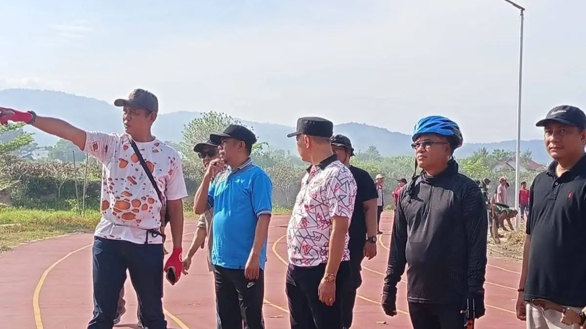 MENJELASKAN: Asisten Pemerintahan dan Kesra Kabupaten Sigi, Anwar, sedang menjelaskan tata letak MTQ Sulteng, di Sigi.(FOTO: ANGEL SUMBARA/RADAR PALU).