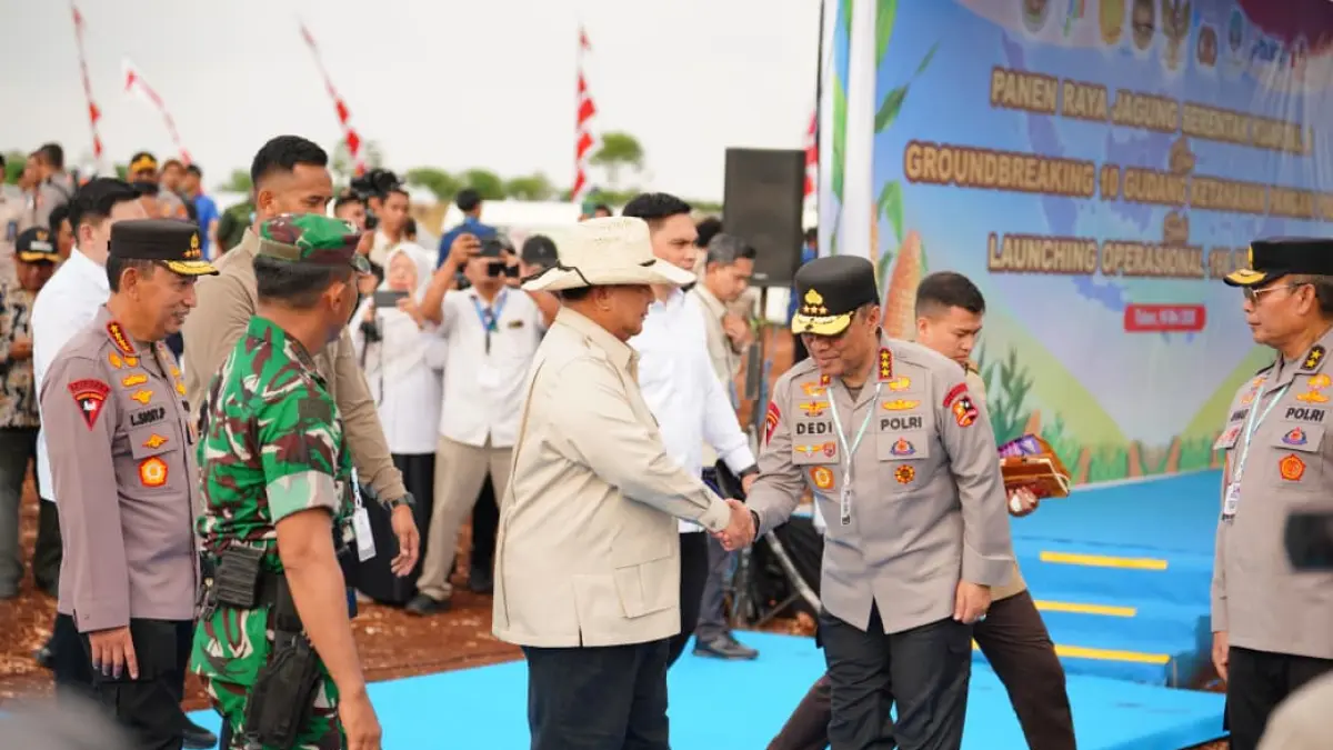 Presiden Prabowo Subianto bersama Kapolri Jenderal Listyo Sigit Prabowo menghadiri Panen Raya Jagung Nasional di Tuban sebagai bagian penguatan ketahanan pangan nasional.