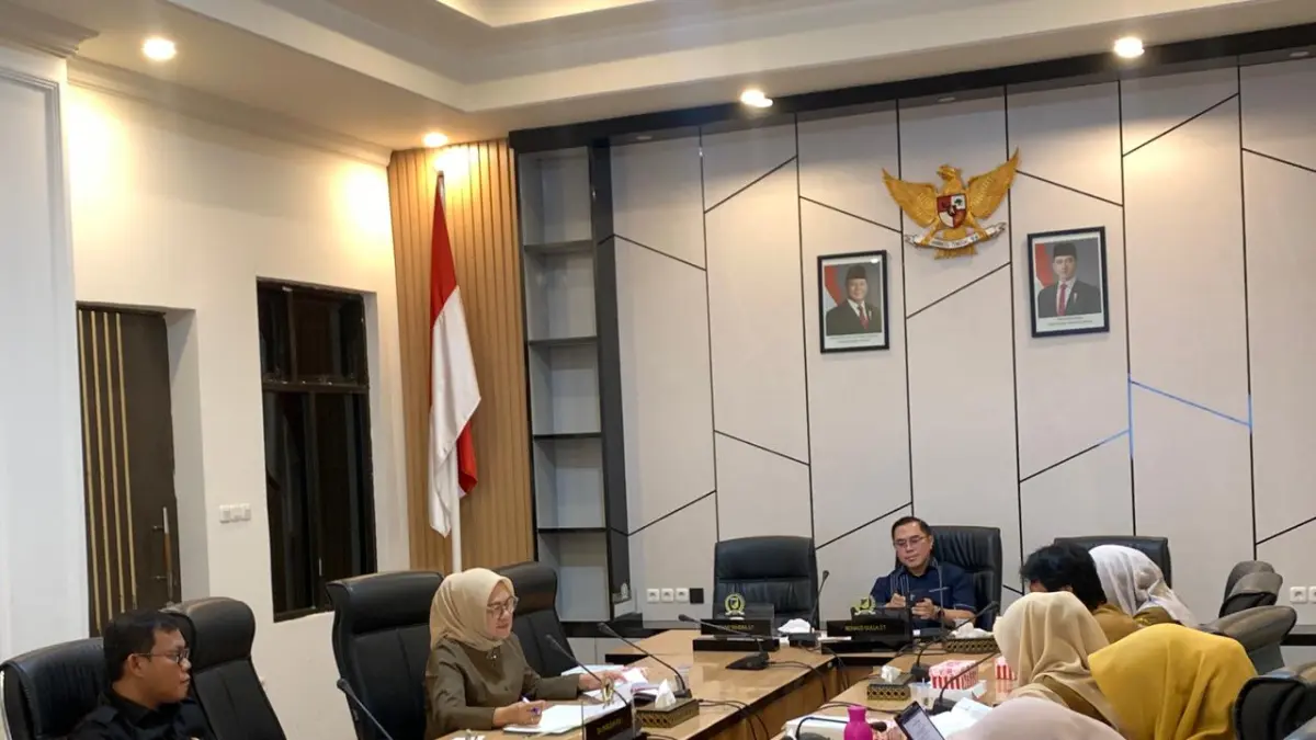RANPERDA: Sekretaris Komisi II Ronald Hulla, memimpin jalannya pembahasan Ranperda tentang Ekonomi Hijau di DPRD Sulteng, Senin (18/05/2026).(FOTO: ANDIKA NUR HIKMAH/RADAR PALU).