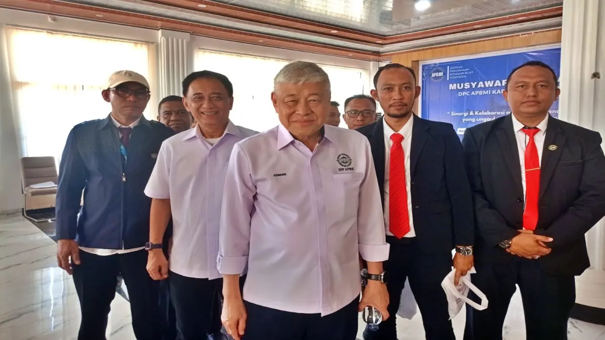 SOROTI: Ketum APBMI H. Juswandi Khristanto, Waketum Bidang Organisasi, SDM dan Diklat DPP APBMI, Oggy Hargiyanto (kiri) dan Sekretaris APBMI Morut.(FOTO: ILHAM NUSI/RADAR PALU)