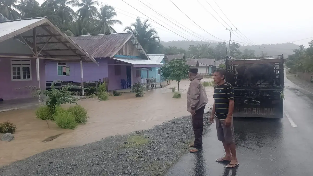 BANJIR: Hujan deras yang mengguyur Kecamatan Nuhon, pada Minggu sejak pagi hari menyebabkan meluapnya aliran sungai dan genangan air di sejumlah pemukiman warga dan perkebunan.(FOTO: NENDRA PRASETYA/RADAR PALU).