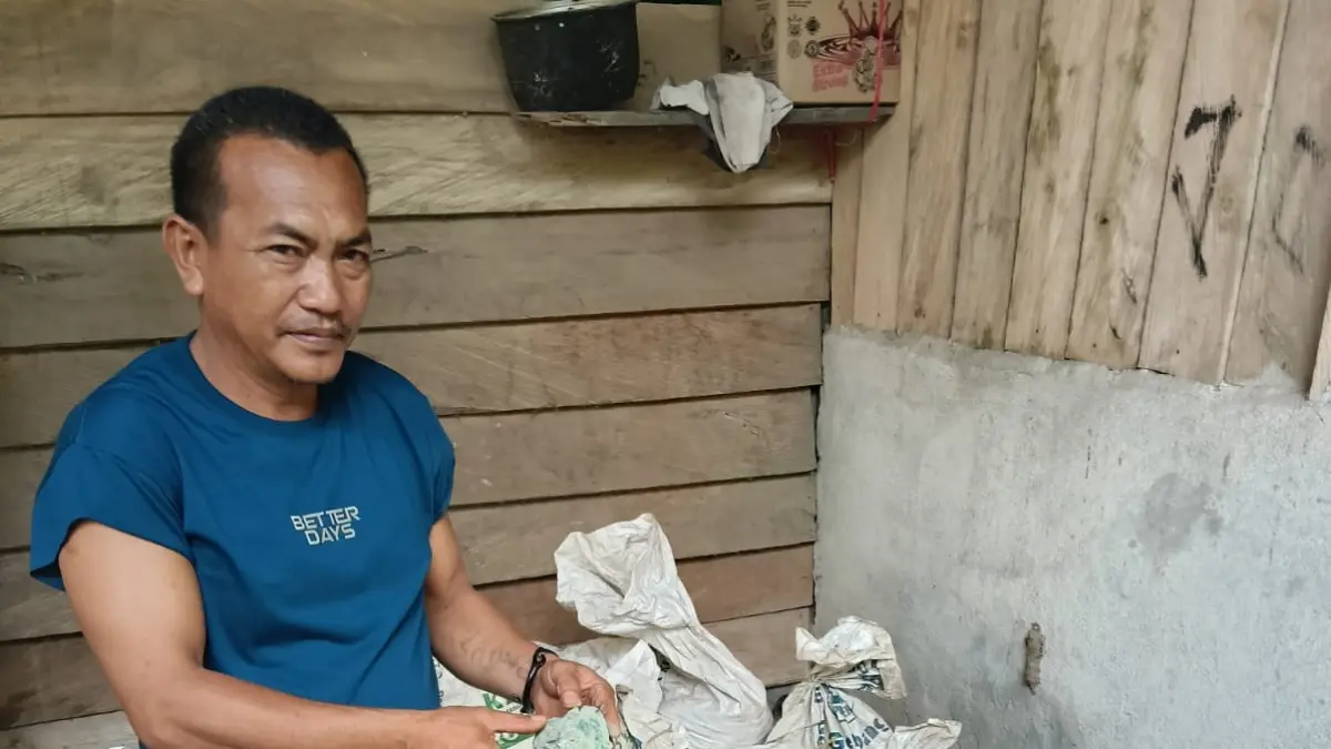 BARANG BUKTI: Tampak kepala Dusun Ogomoinit, Siking, saat menunjukan barang bukti batu tembaga yang akan diselundupkan, dan berhasil diamankan masyarakat.(FOTO: YUSLIH ANWAR/RADAR PALU)