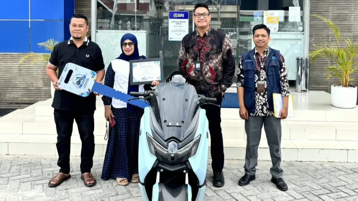 BRI Kantor Cabang Parigi menyerahkan reward Program Super AgenBRILink 2025 kepada agen berprestasi di Kecamatan Moutong, Kabupaten Parigi Moutong.&nbsp;