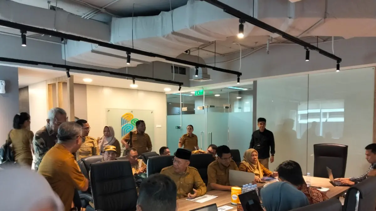 HILIRISASI: Wagub Sulteng dr. Reny Lamadjido, bersama Bupati Parimo H. Erwin Burase menghadiri audiensi strategis dengan Kementerian PPN/Bappenas RI di Gedung Menara Bappenas, Jakarta, Senin (18/5/2026).(FOTO: ISTIMEWA/RADAR PALU).