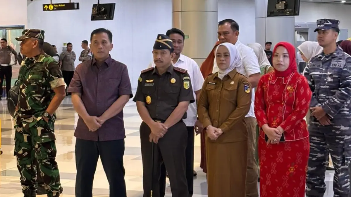 Kajati Sulteng Zullikar Tanjung bersama Forkopimda menyambut kedatangan Kapolda Sulteng baru Brigjen Pol Nasri Sulaeman di Bandara Mutiara SIS Al-Jufri Palu, Selasa (19/5/2026).