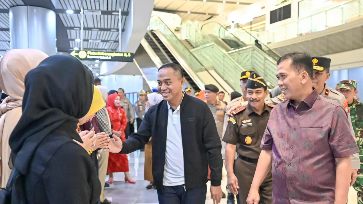 Kapolda Sulteng Brigjen Pol. Nasri disambut Sekprov Novalina bersama forkopimda Sulawesi Tengah di Bandara Mutiara SIS Al-Jufri Palu.(Ro. Adpim Sulteng)