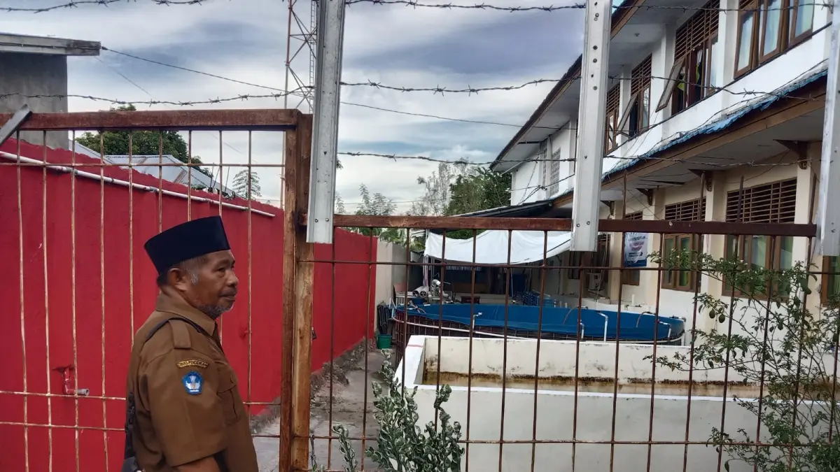 Plt. Kepala Sekolah SMKN 6 Palu  Asri Djagorante saat memperlihatkan kolam ikan air tawar tempat para siswanya melaksanakan praktek agribisnis perikanan, Selasa (1952026).