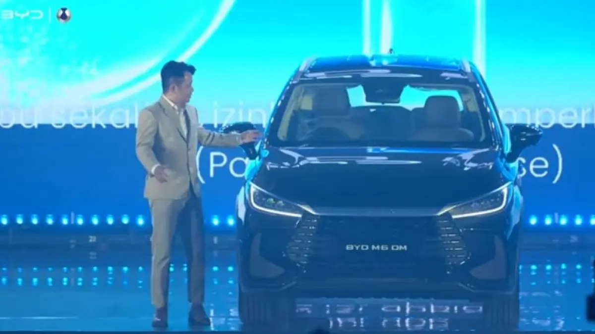 President Director of BYD Indonesia, Eagle Zhao dengan produk BYD M6 DM.
(Dok YouTube BYD Indonesia)