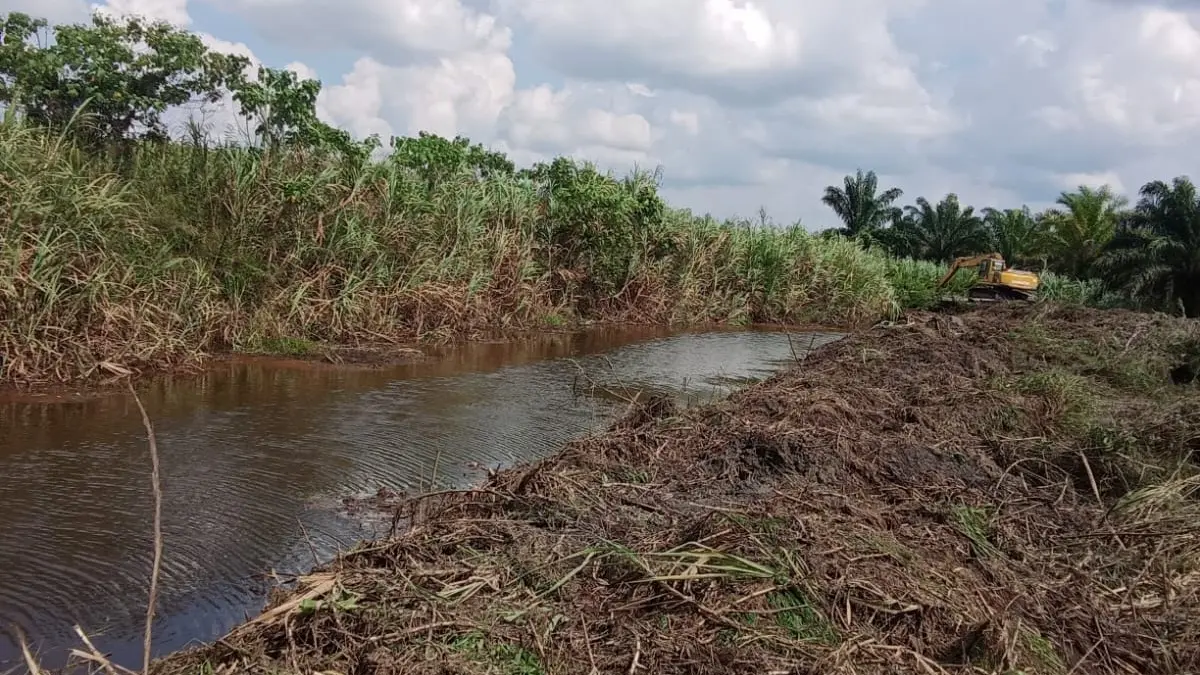 PT SJA2 berkoordinasi dengan dinas terkait melaksanakan normalisasi Sungai Walati Lama di Desa Petiro di Kecamatan Pamona Timur.