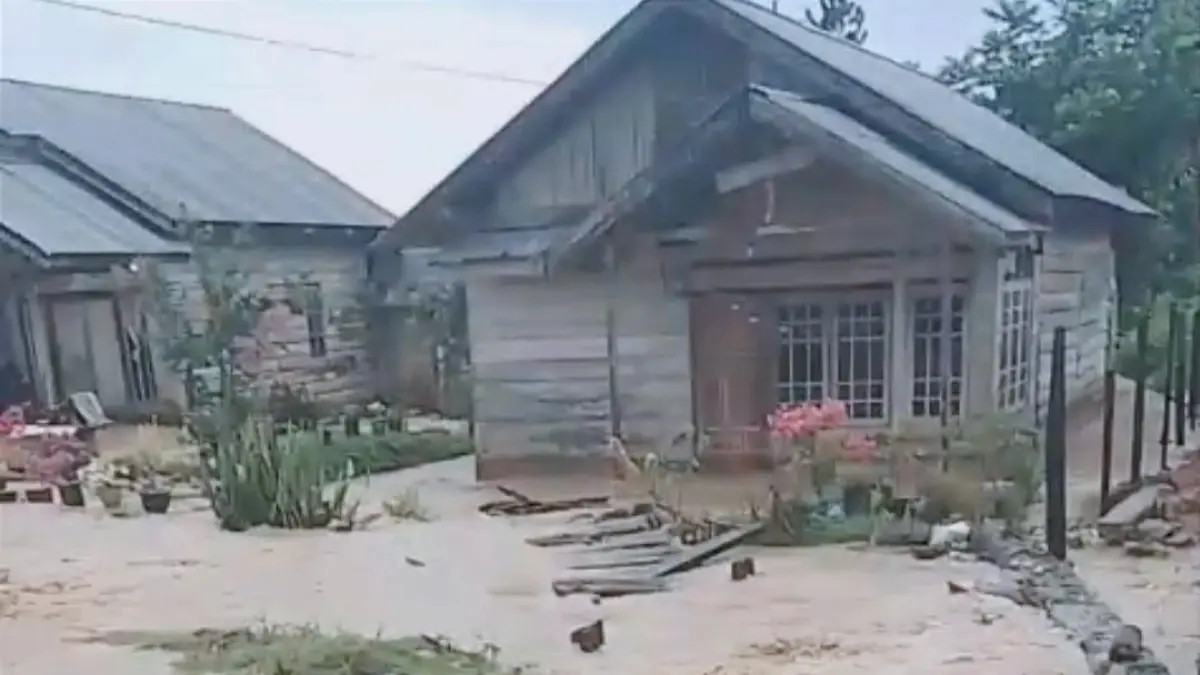 Rumah warga di Desa Gunung Sari, Kecamatan Bolano Lambunu, Kabupaten Parigi Moutong, terendam banjir, Selasa (19/5).